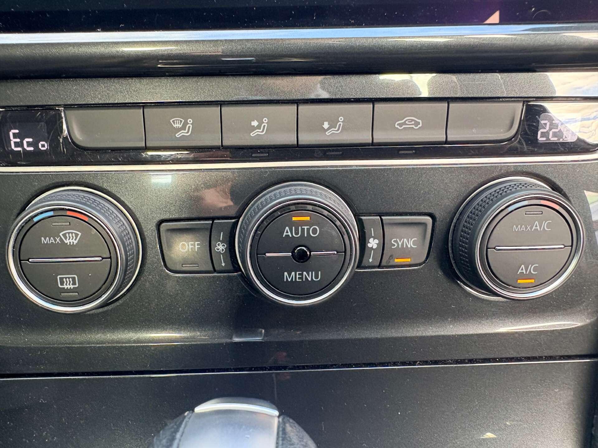 Volkswagen e-Golf view 23