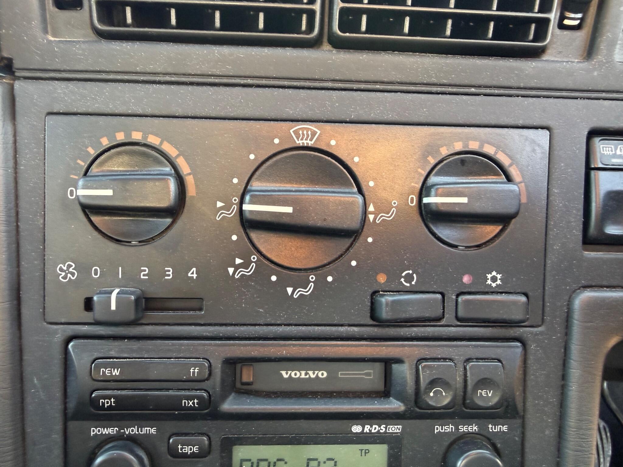 Volvo 850 2.5 20v GLT 5dr — photo 37 of 96