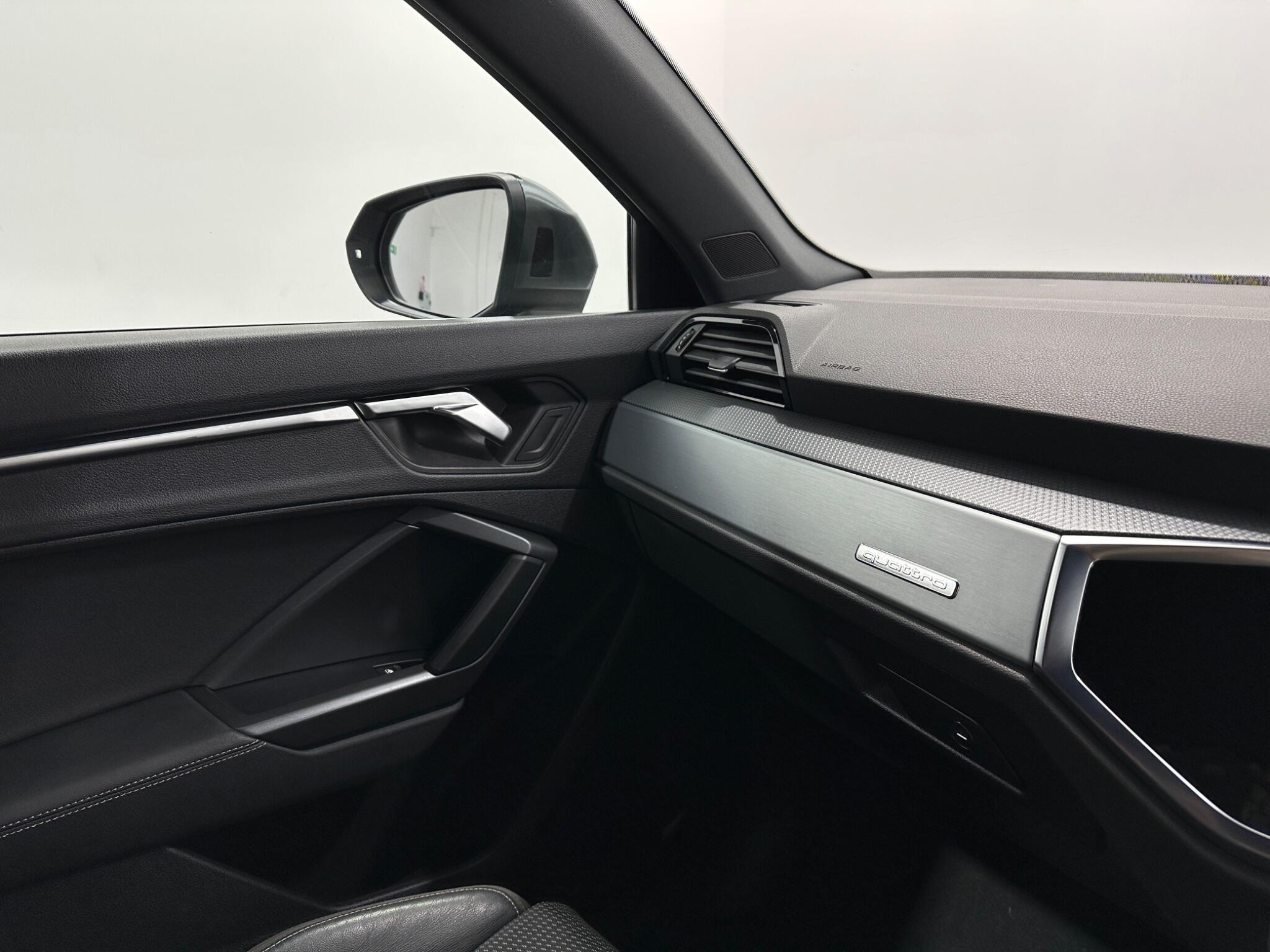 Audi Q3 view 26