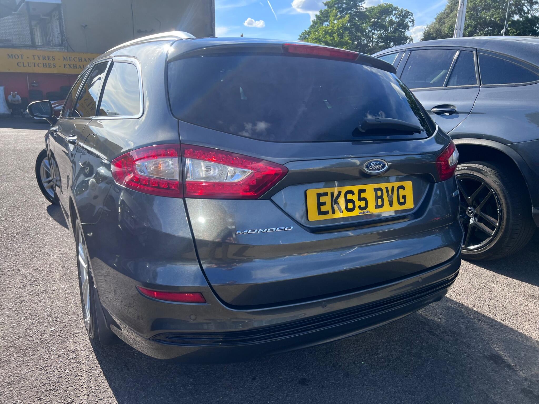 Ford Mondeo view 13