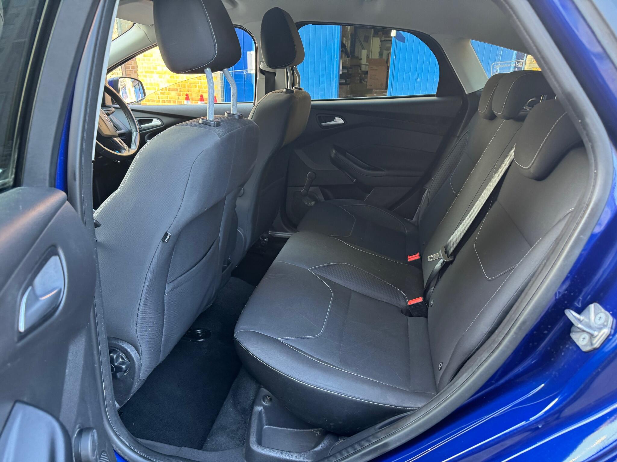 Ford Focus view 14