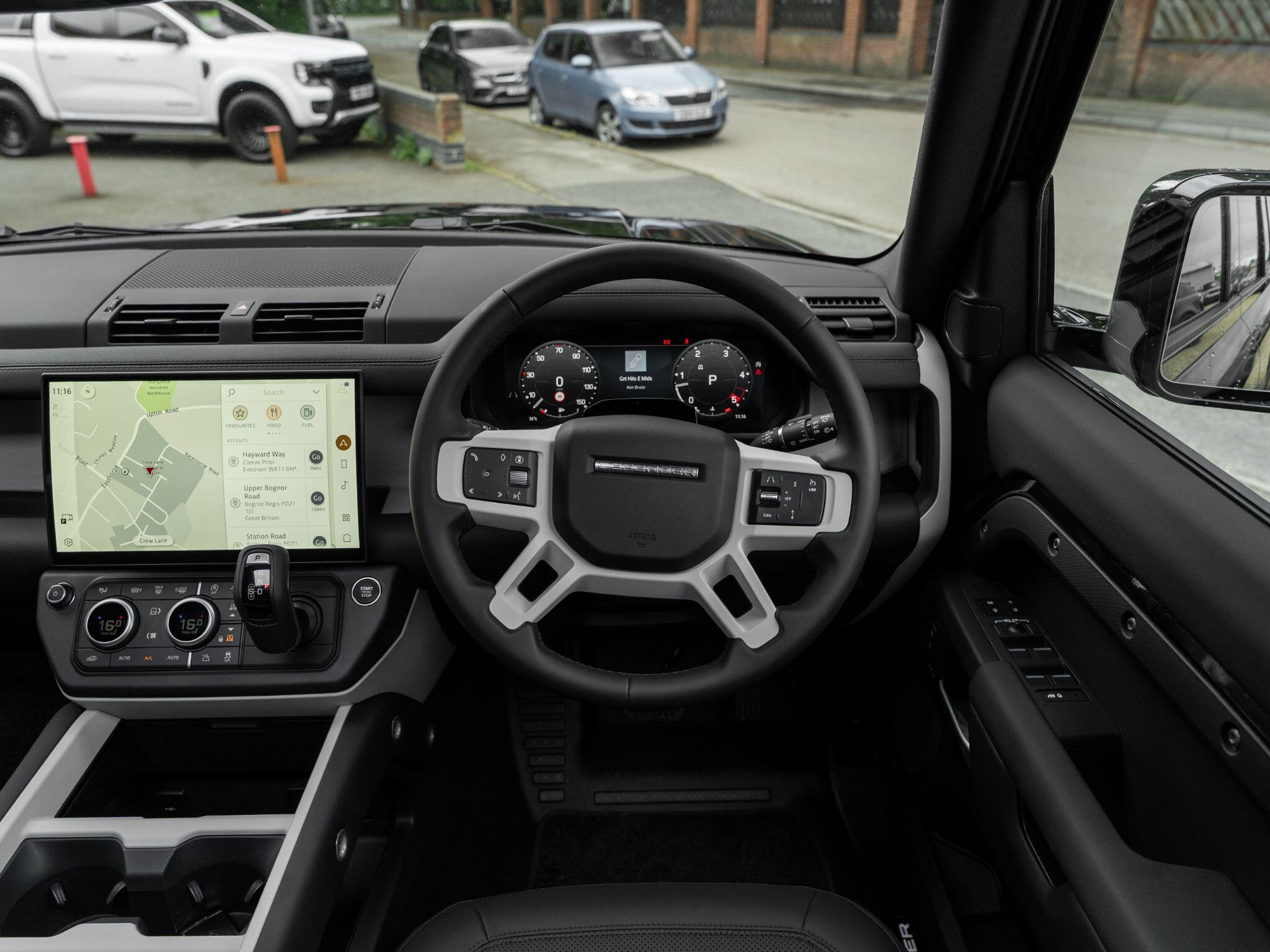 Land Rover Defender 110 view 39