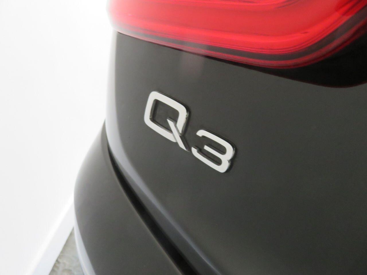 Audi Q3 view 16