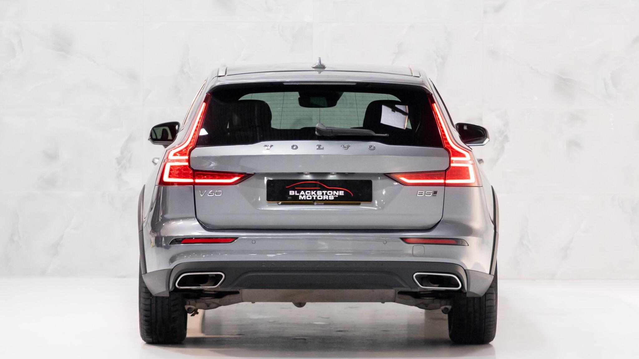 Volvo V60 Cross Country view 5