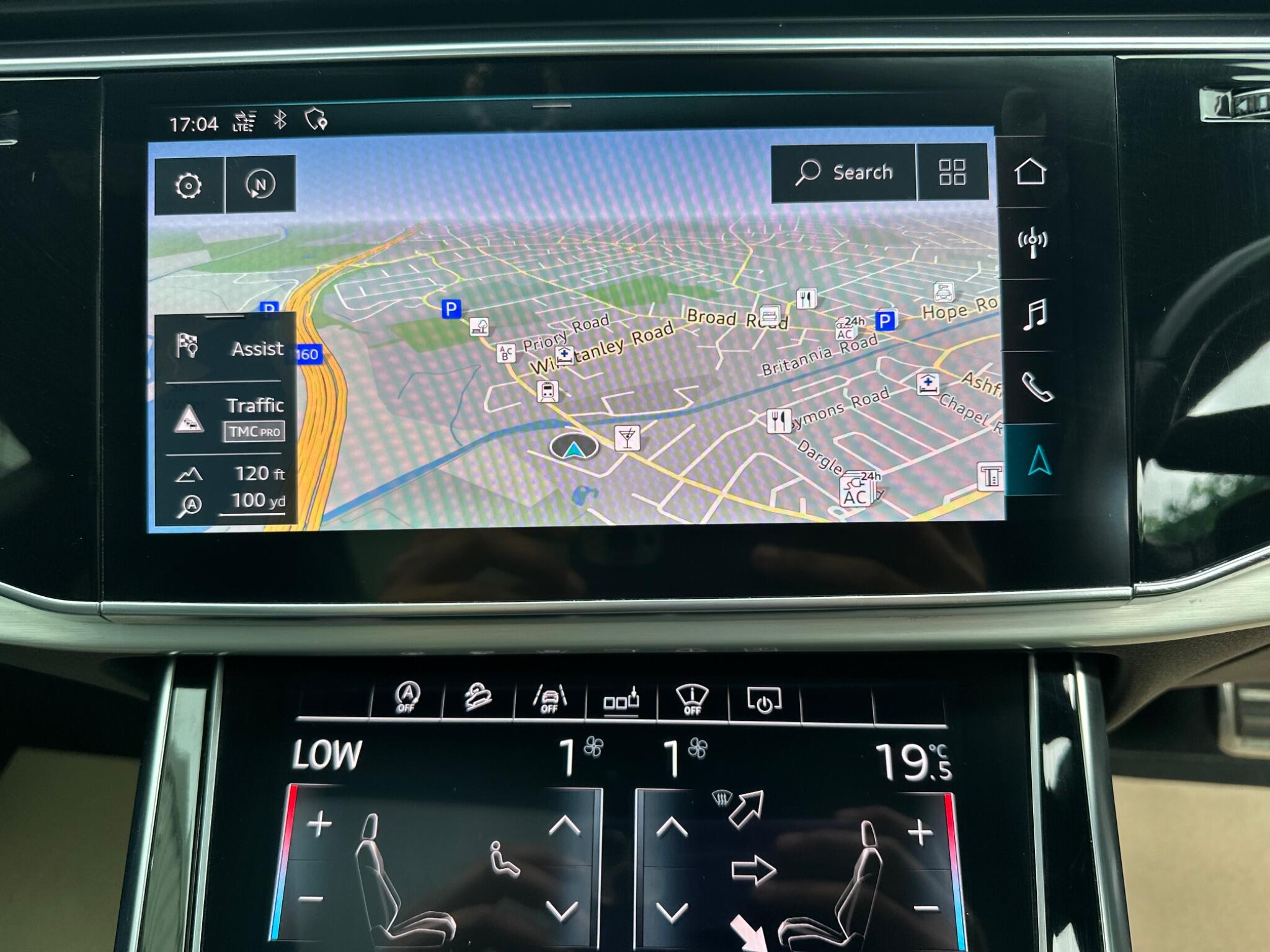 Audi Q8 view 24
