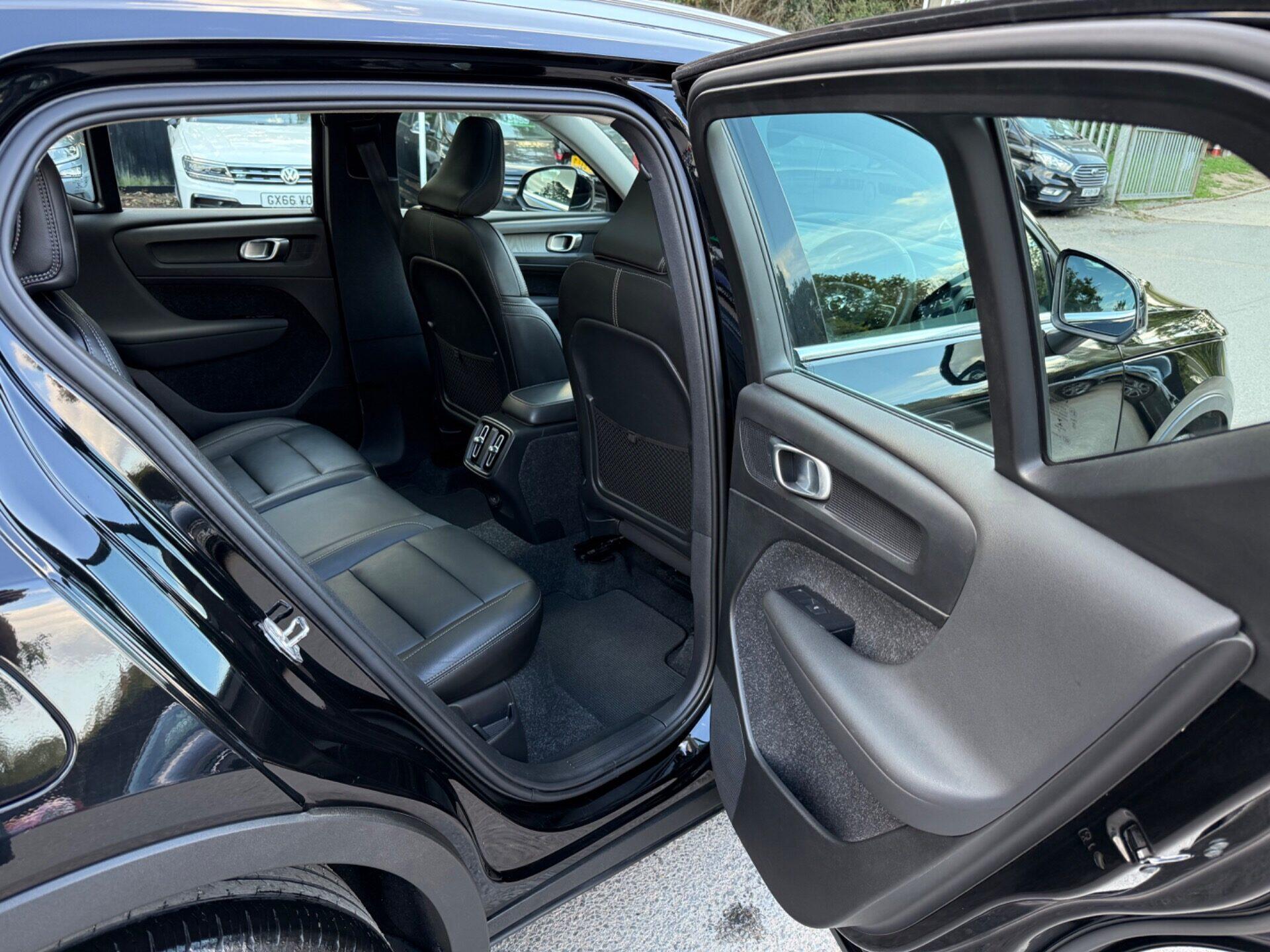 Volvo XC40 view 34