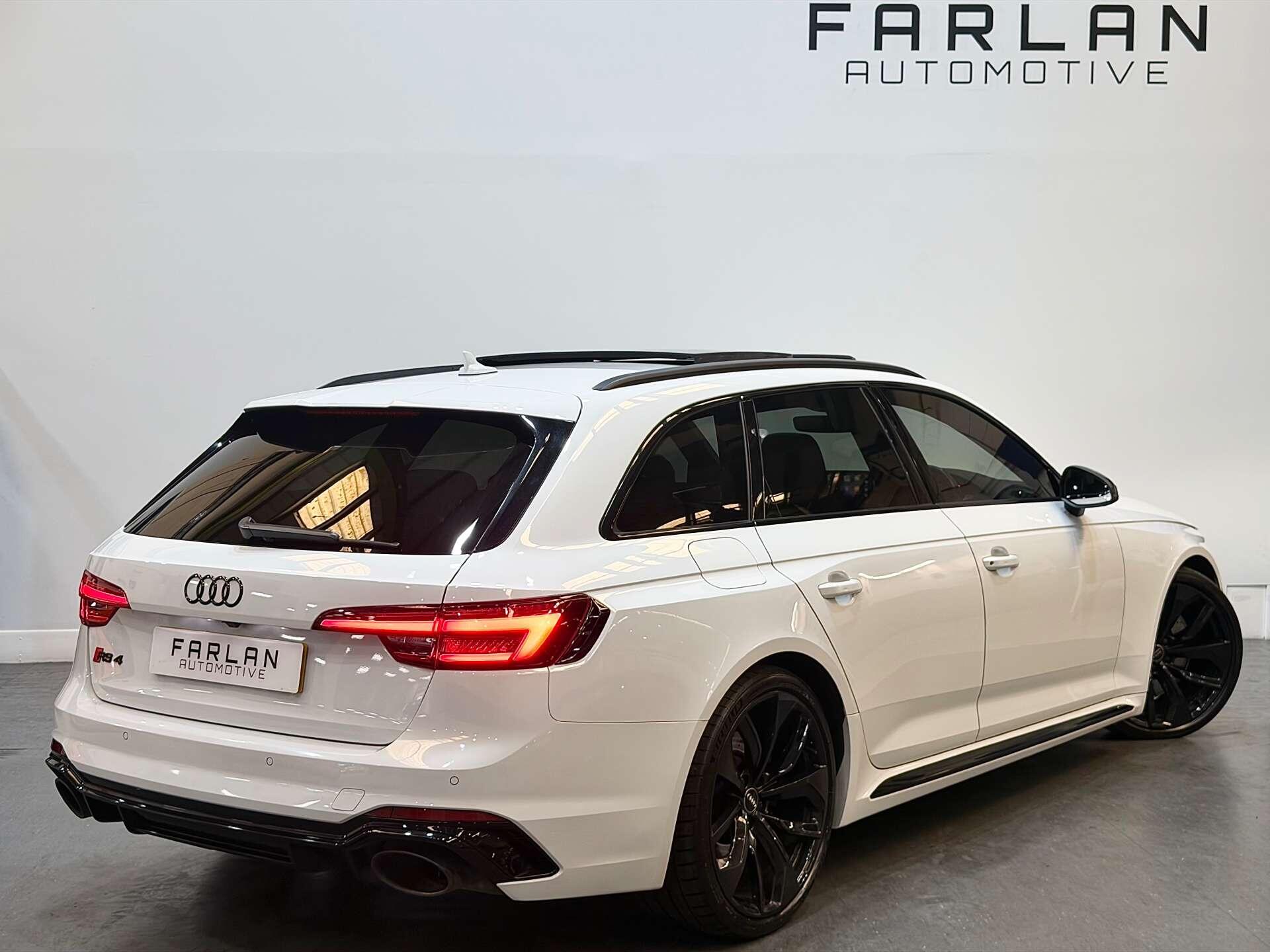 Audi RS4 view 4