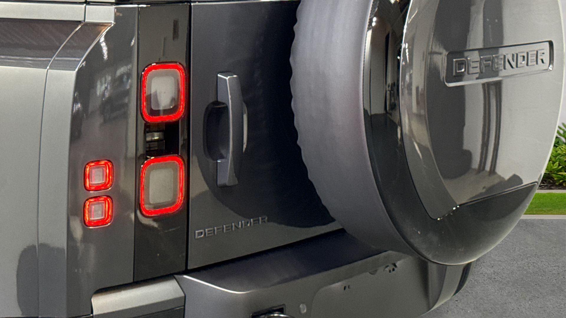 Land Rover Defender view 19