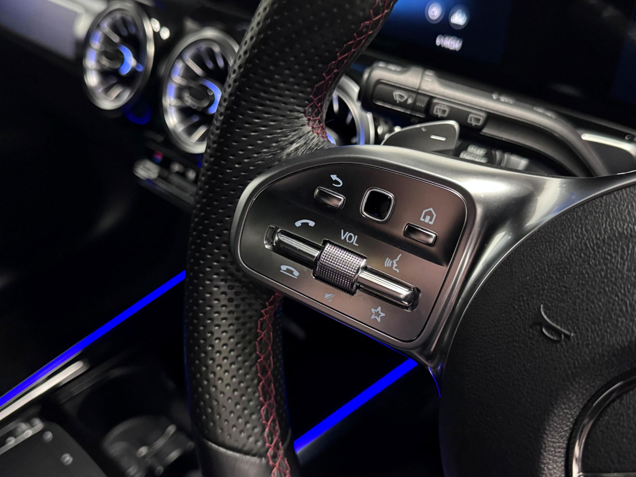 Mercedes-Benz GLB view 13