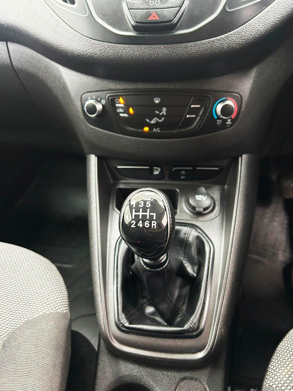 Ford Transit Courier view 16