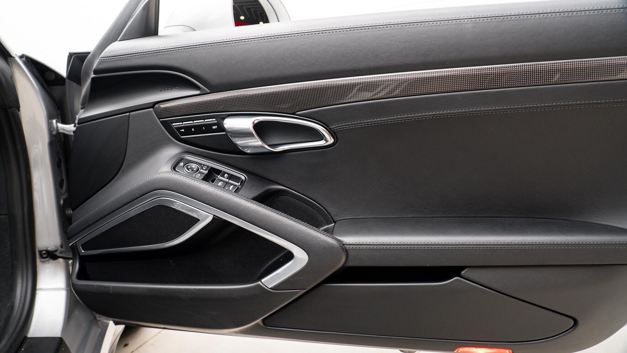 Porsche 911 view 39