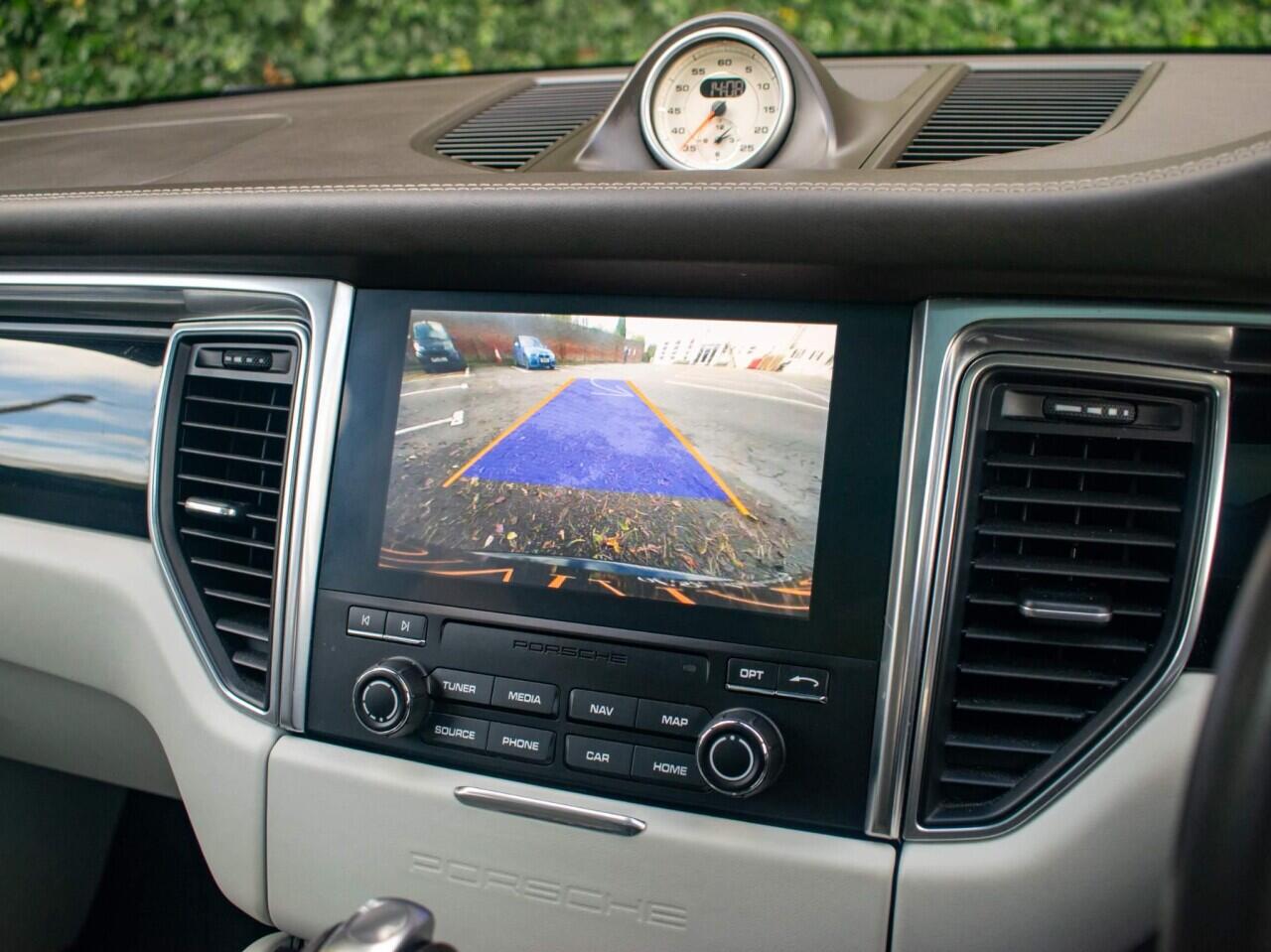 Porsche Macan view 23