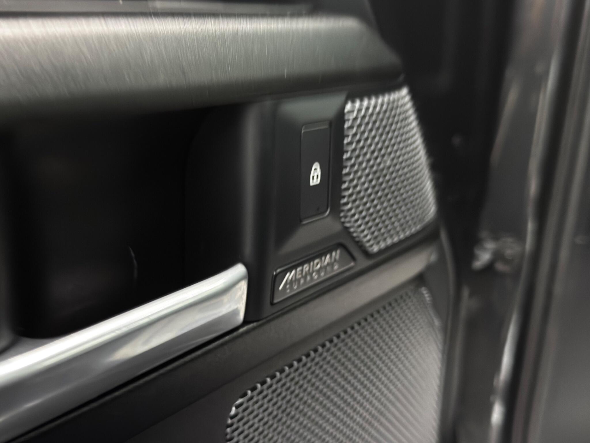Land Rover Defender view 20
