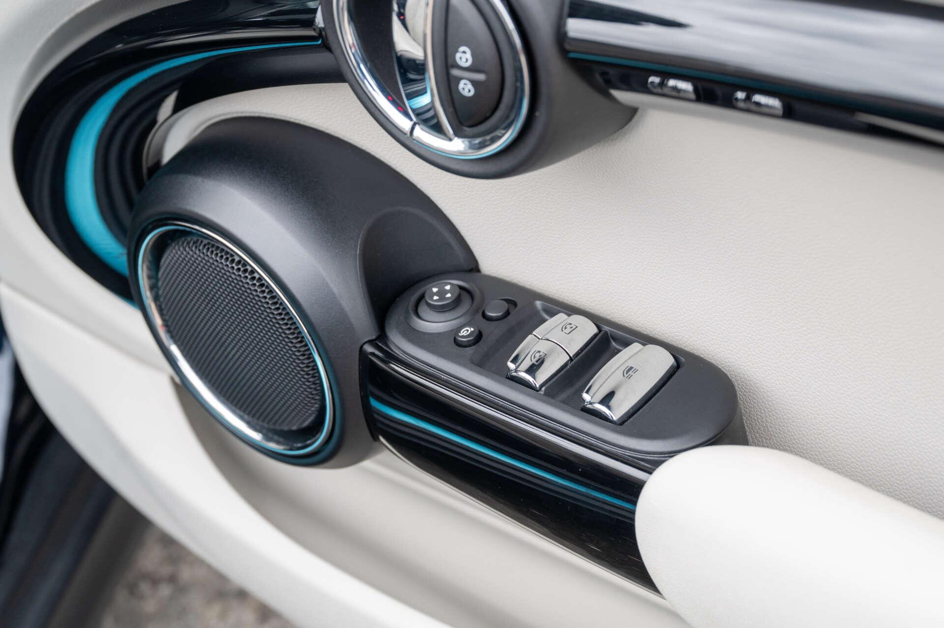 Mini Convertible view 51