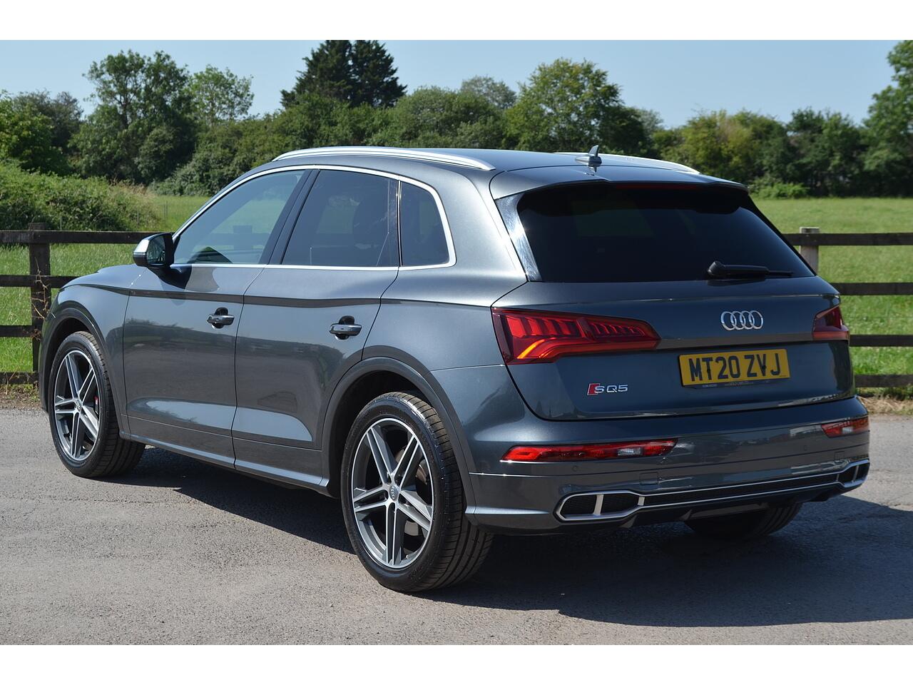 Audi SQ5 view 7