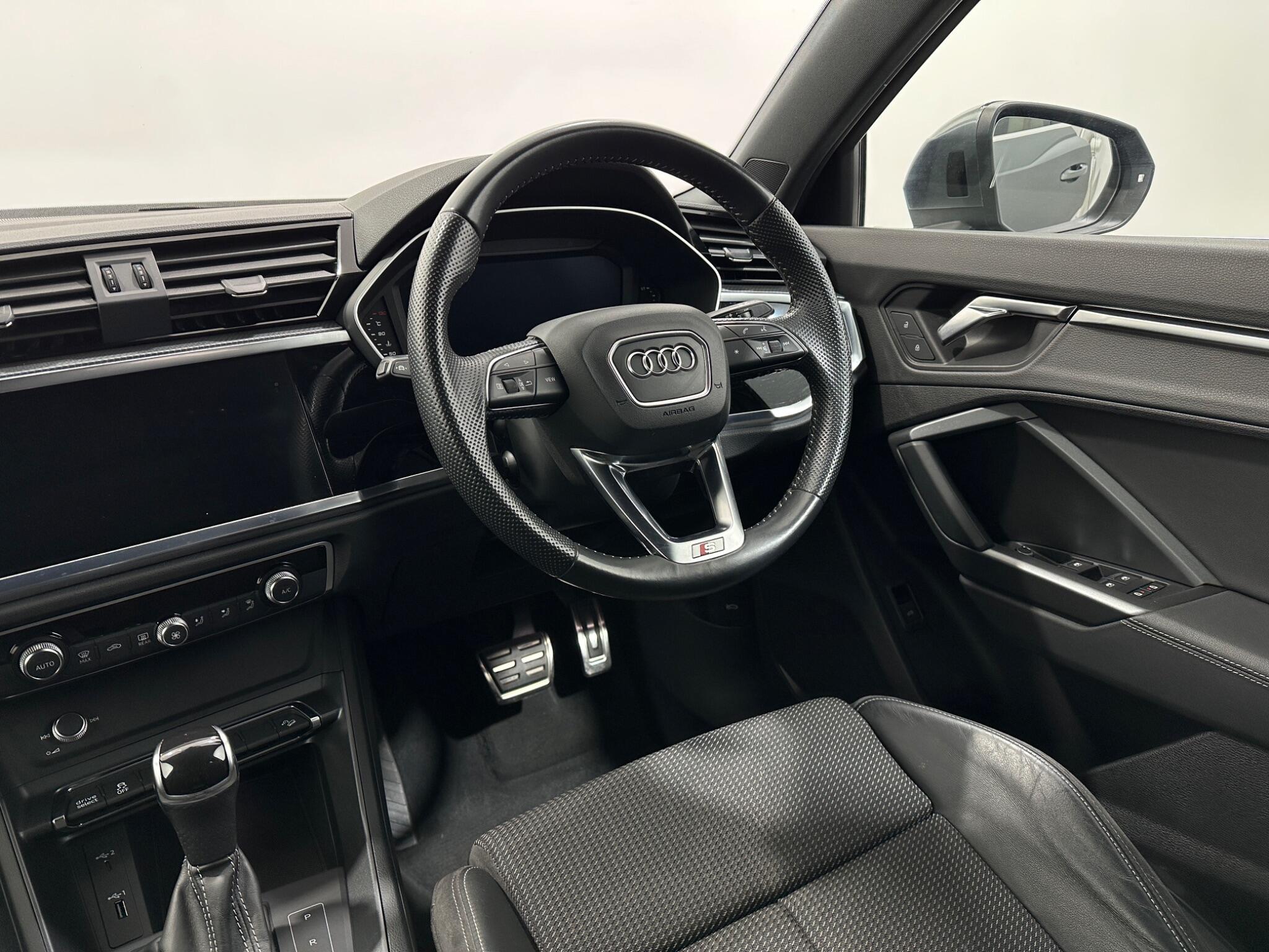 Audi Q3 view 12