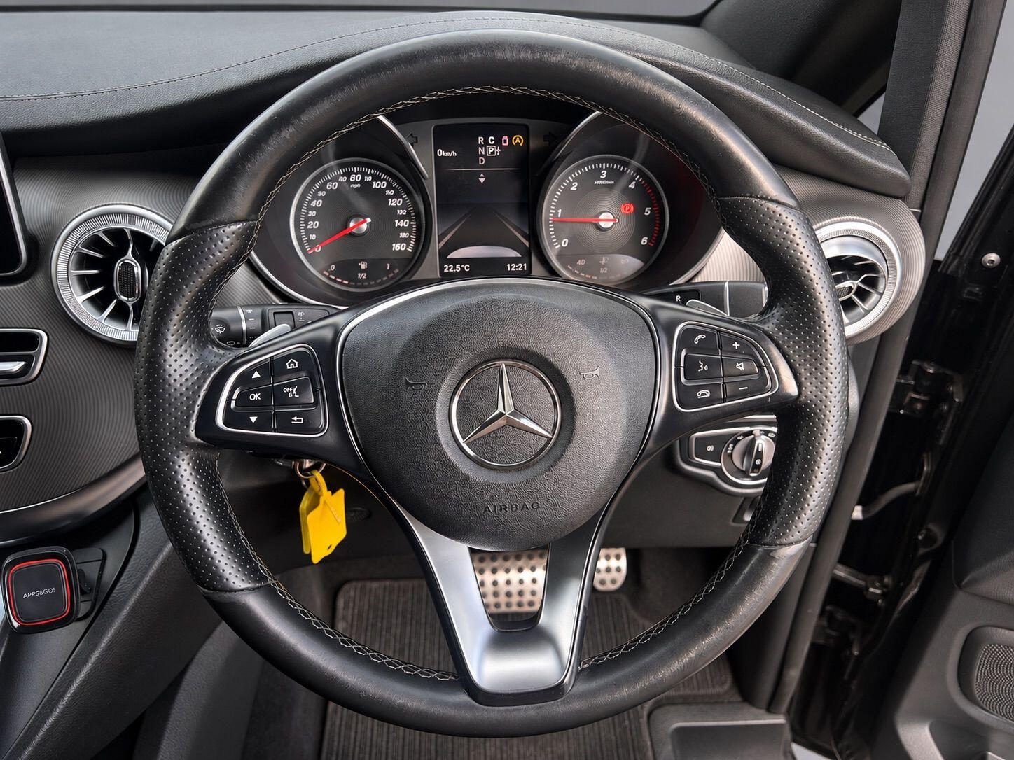 Mercedes-Benz V-Class view 24