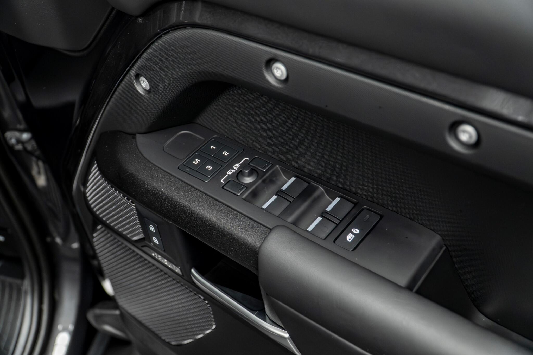 Land Rover Defender view 33