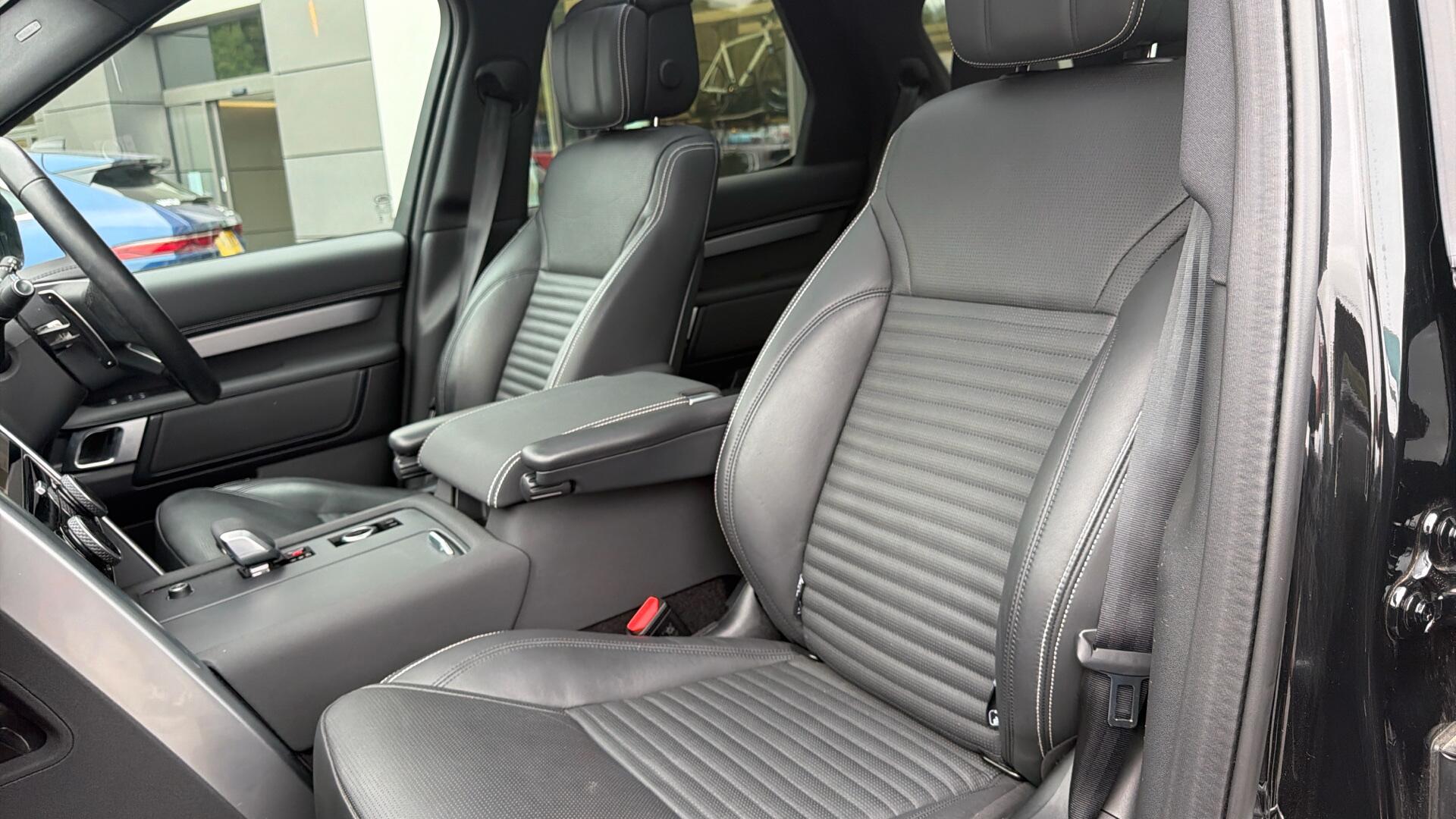 Land Rover Discovery view 45