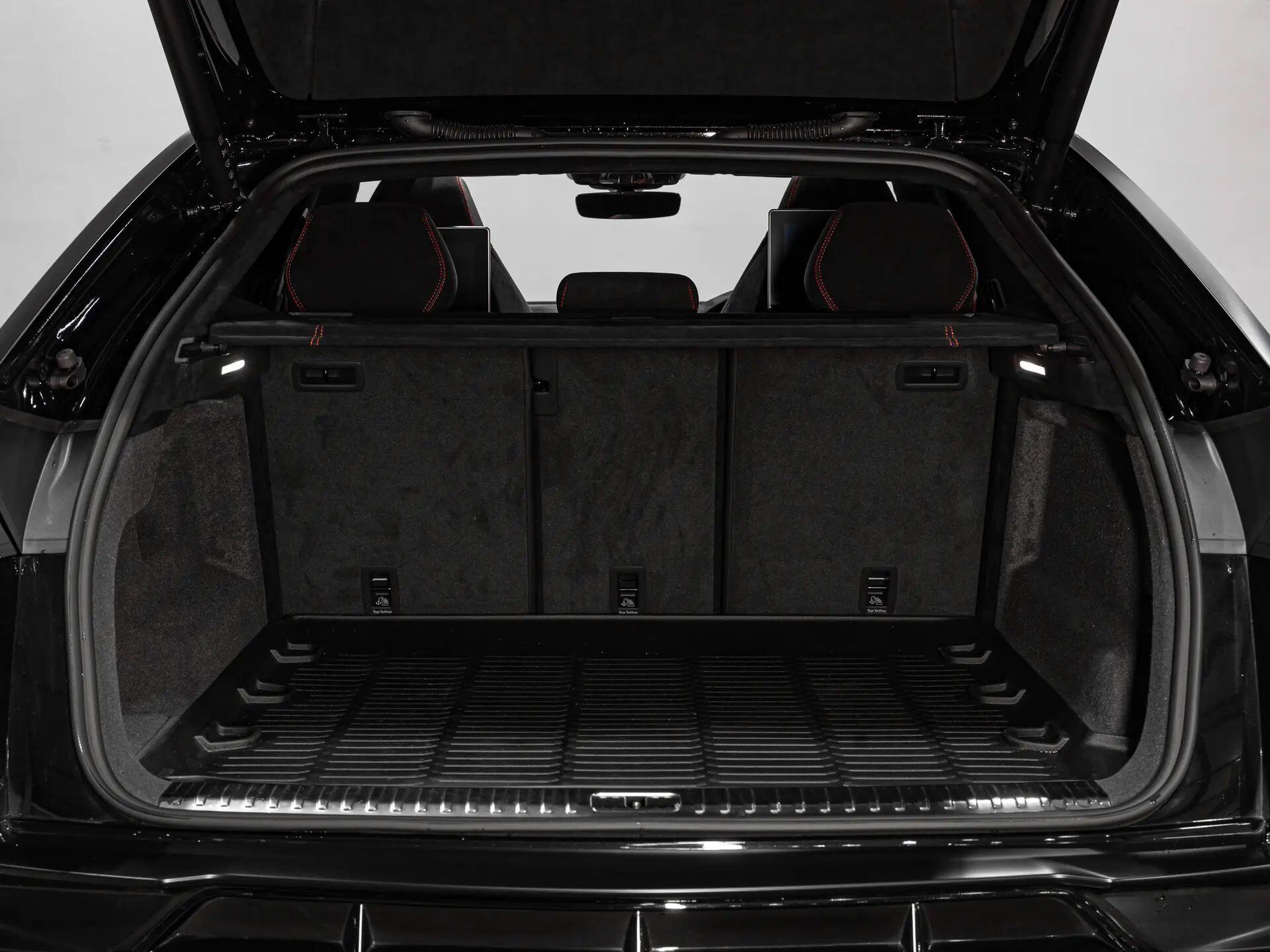 Lamborghini Urus view 36