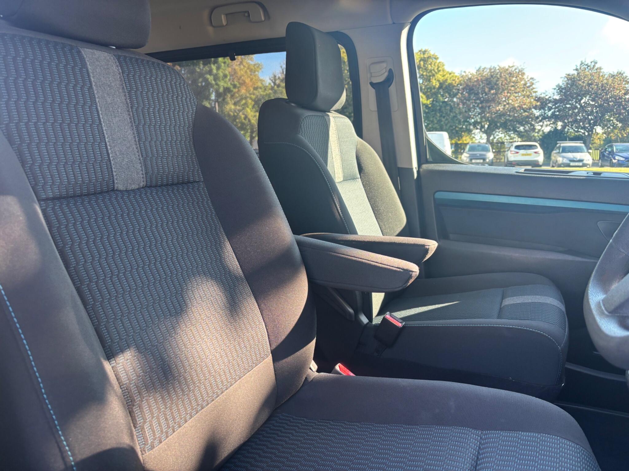Peugeot Traveller view 15