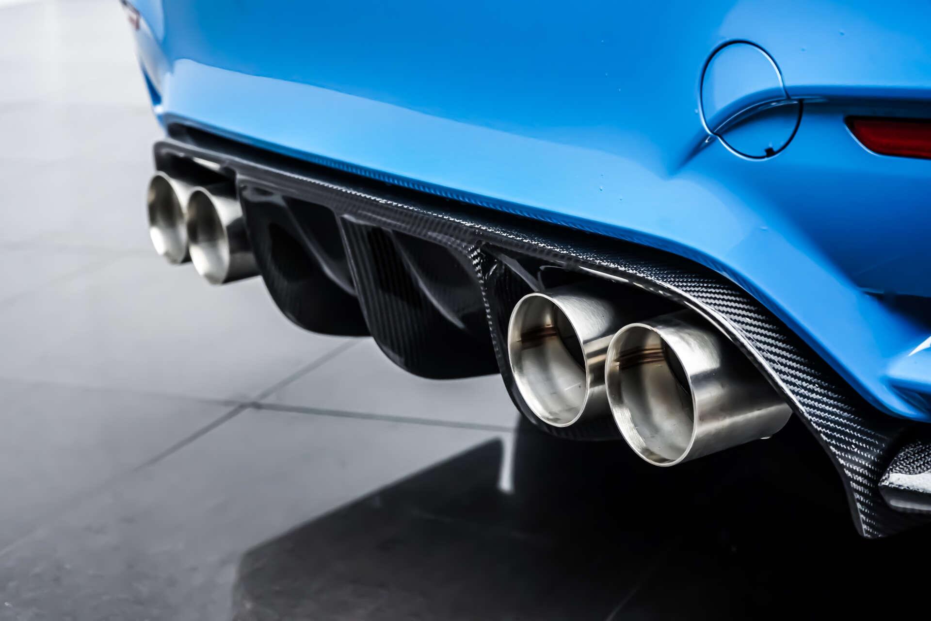 BMW M4 view 3