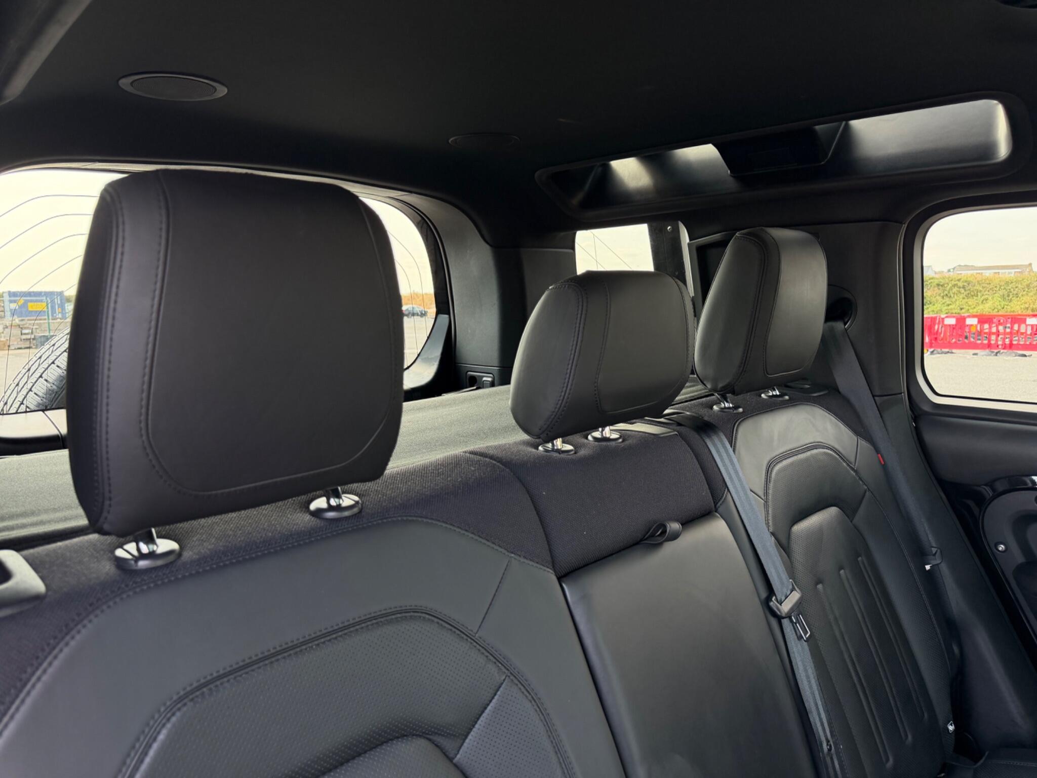 Land Rover Defender 110 view 26
