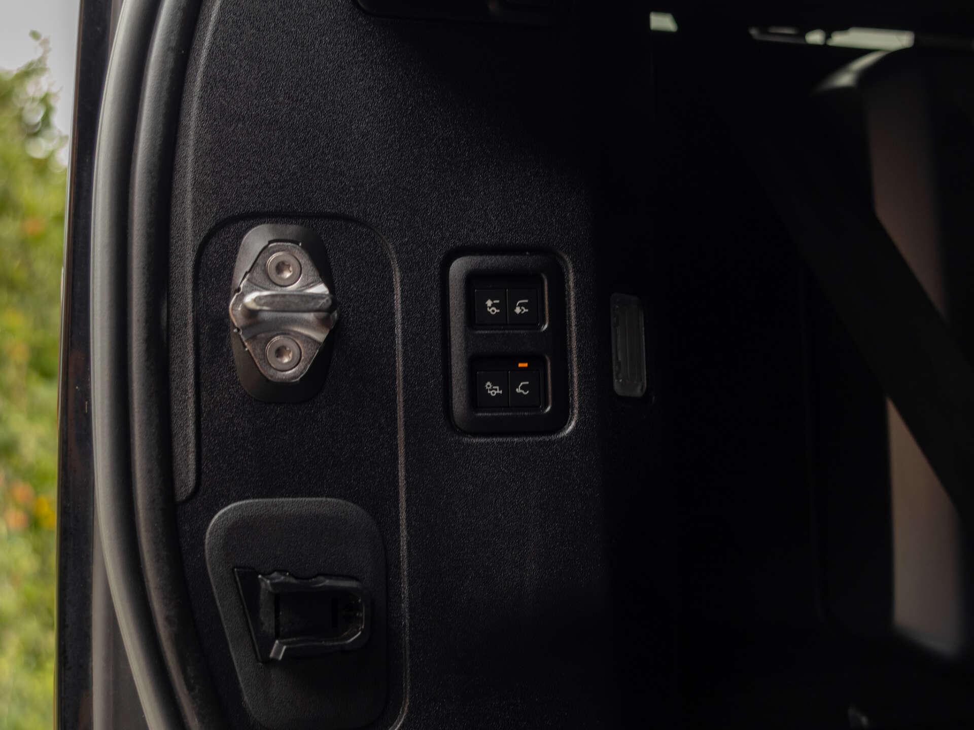 Land Rover Defender view 18