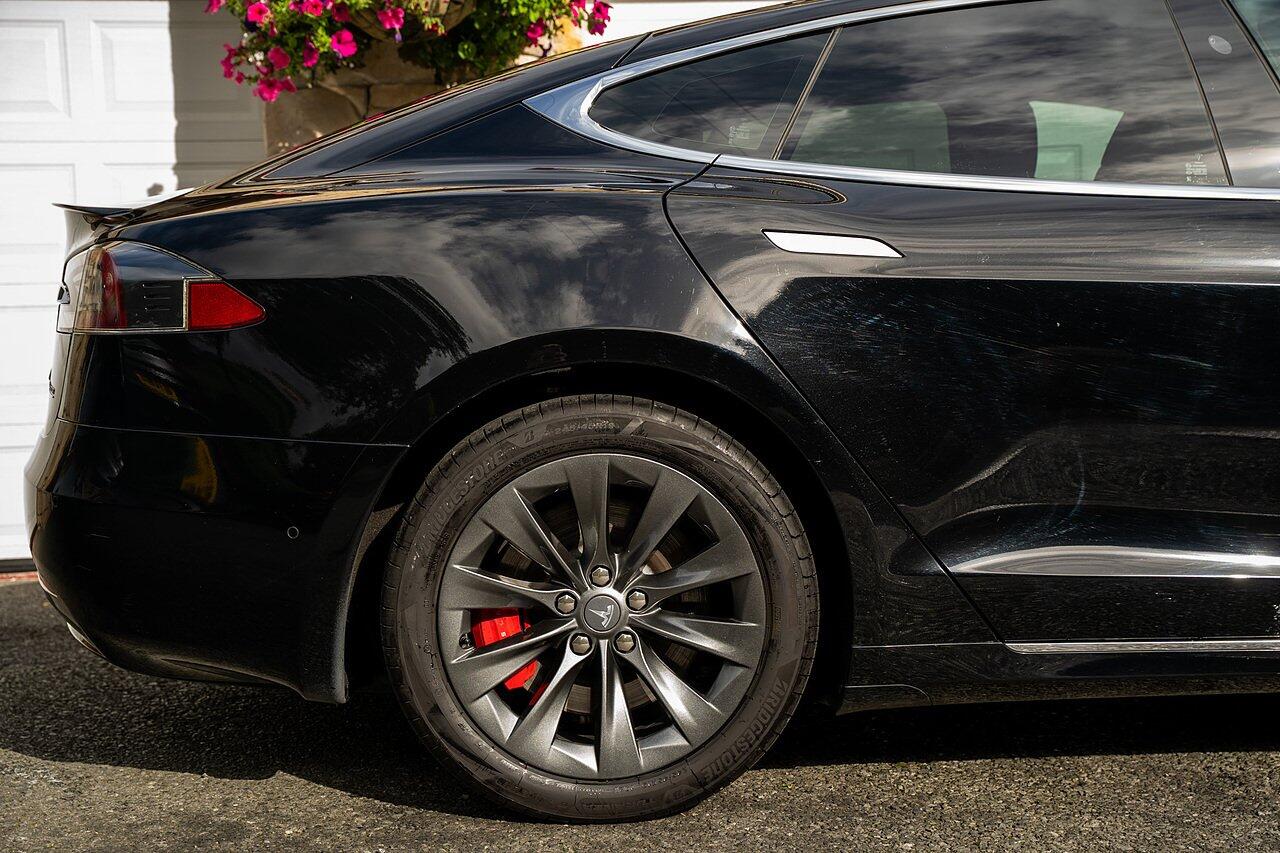 Tesla Model S view 5