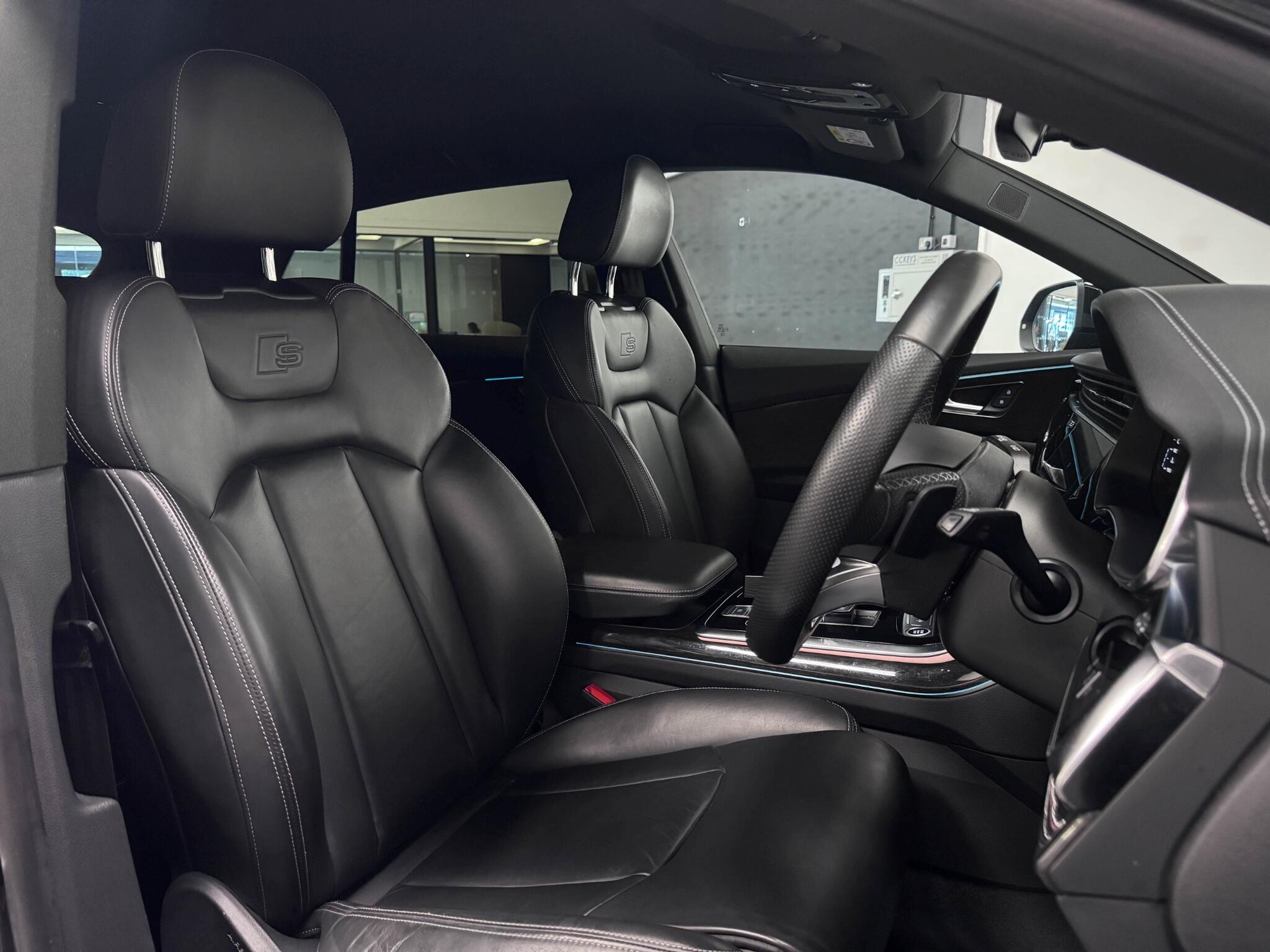 Audi Q8 view 27