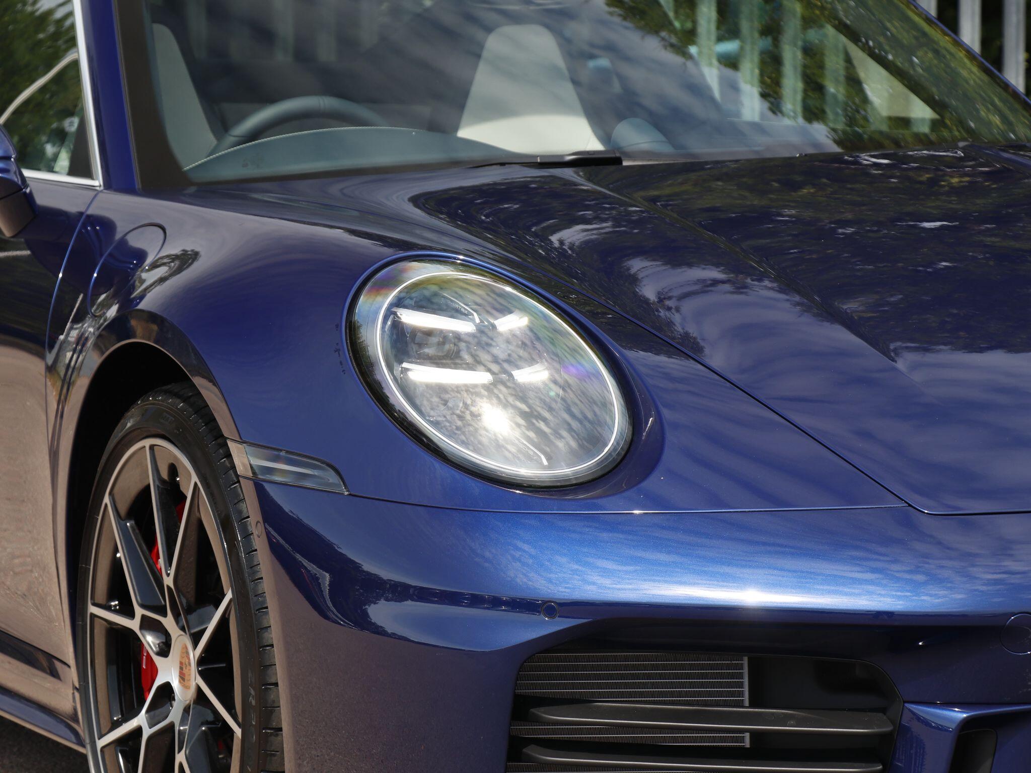 Porsche 911 view 35