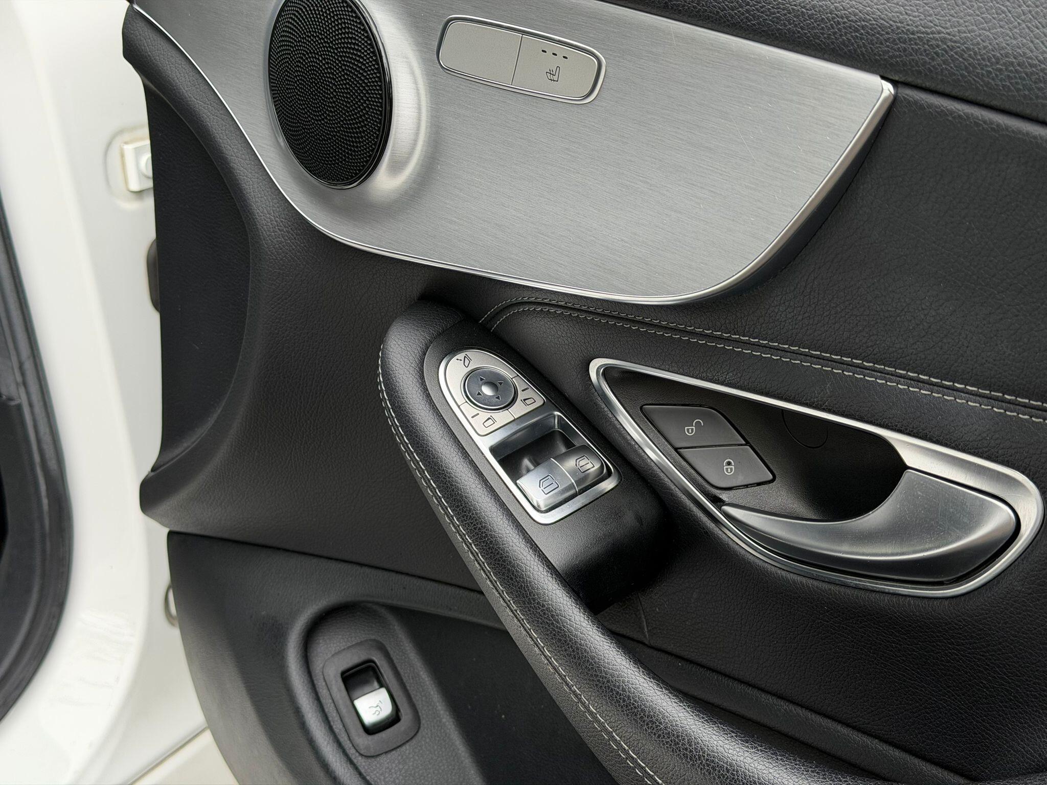 Mercedes-Benz C-Class view 22