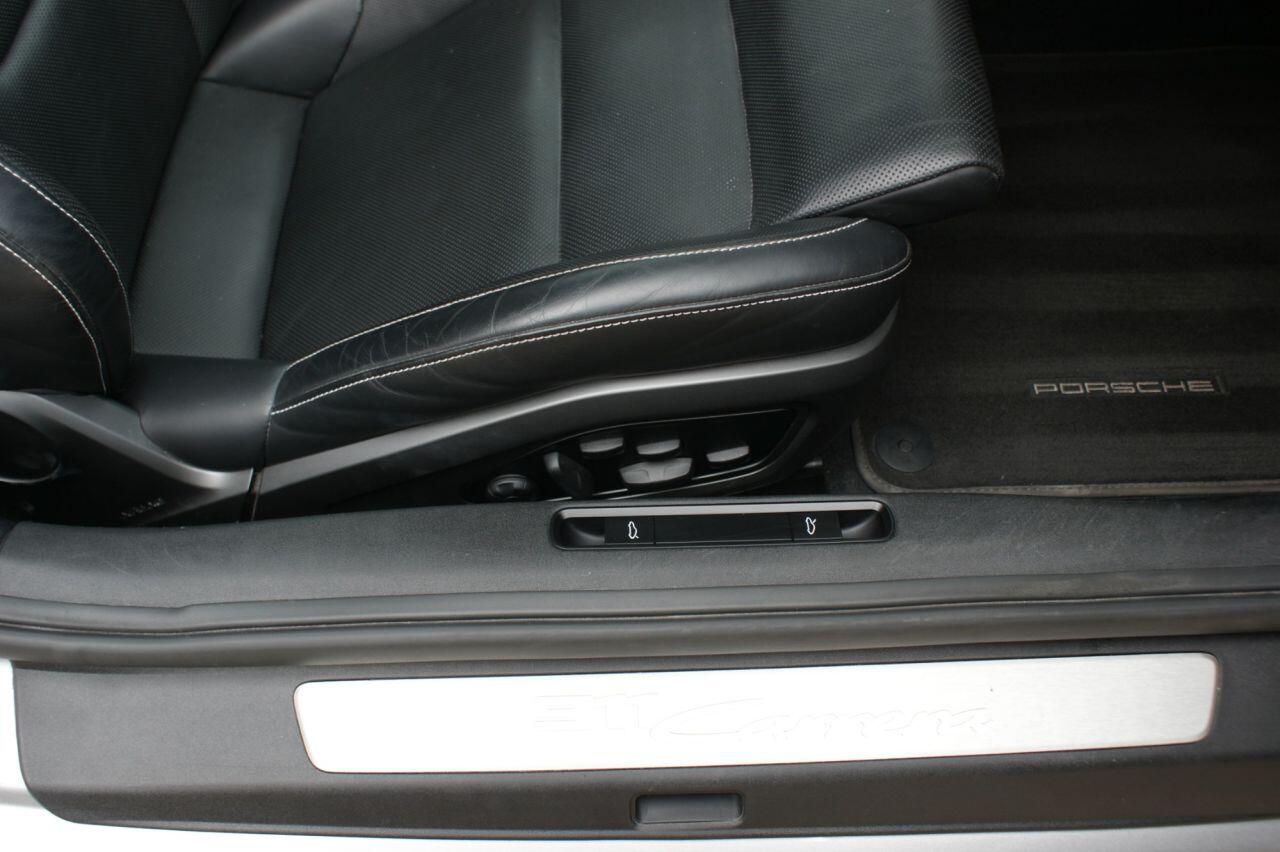 Porsche 911 view 68