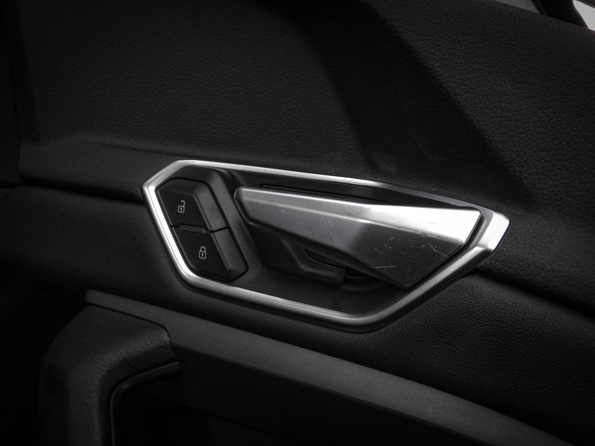 Audi E-Tron view 34