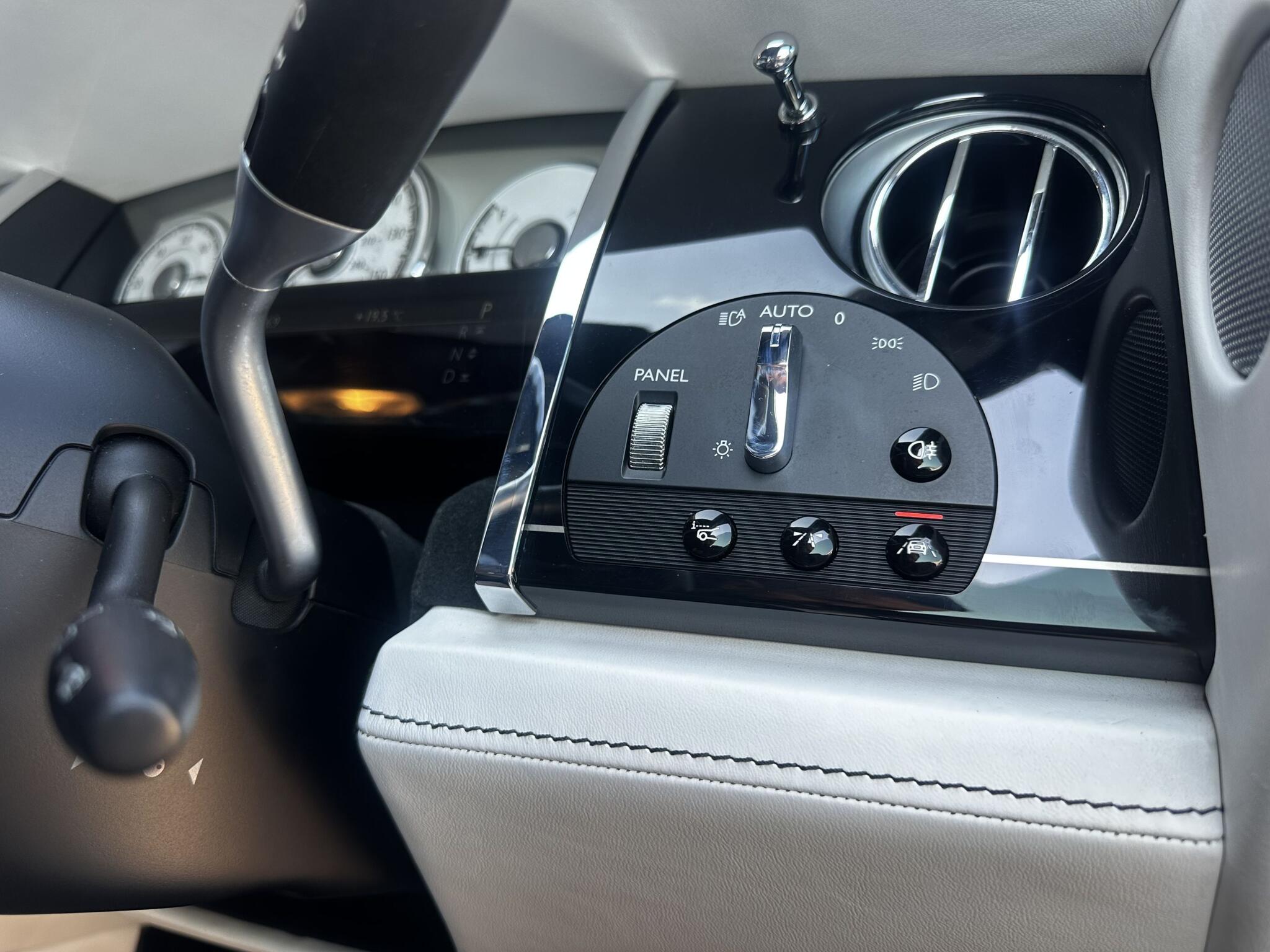 Rolls-Royce Dawn view 28