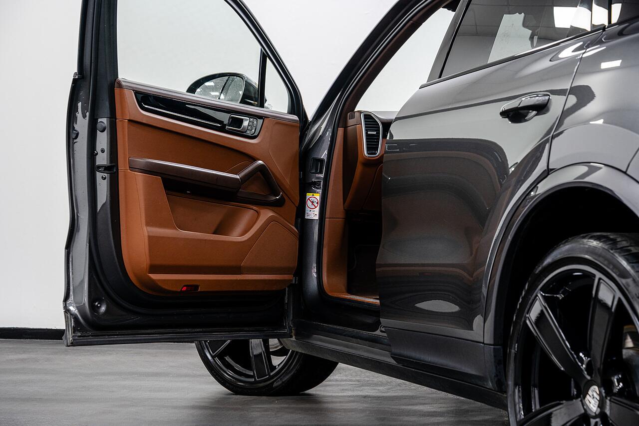 Porsche Cayenne view 16