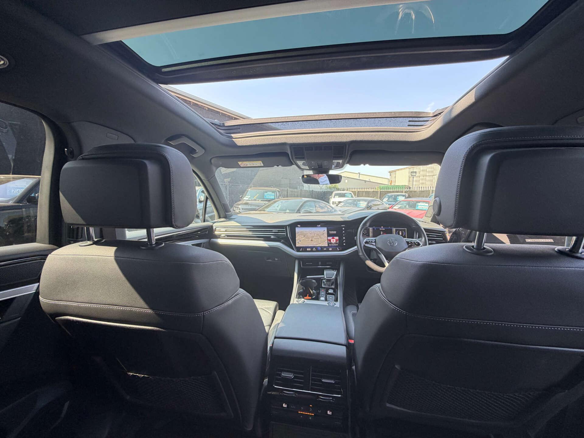 Volkswagen Touareg view 16
