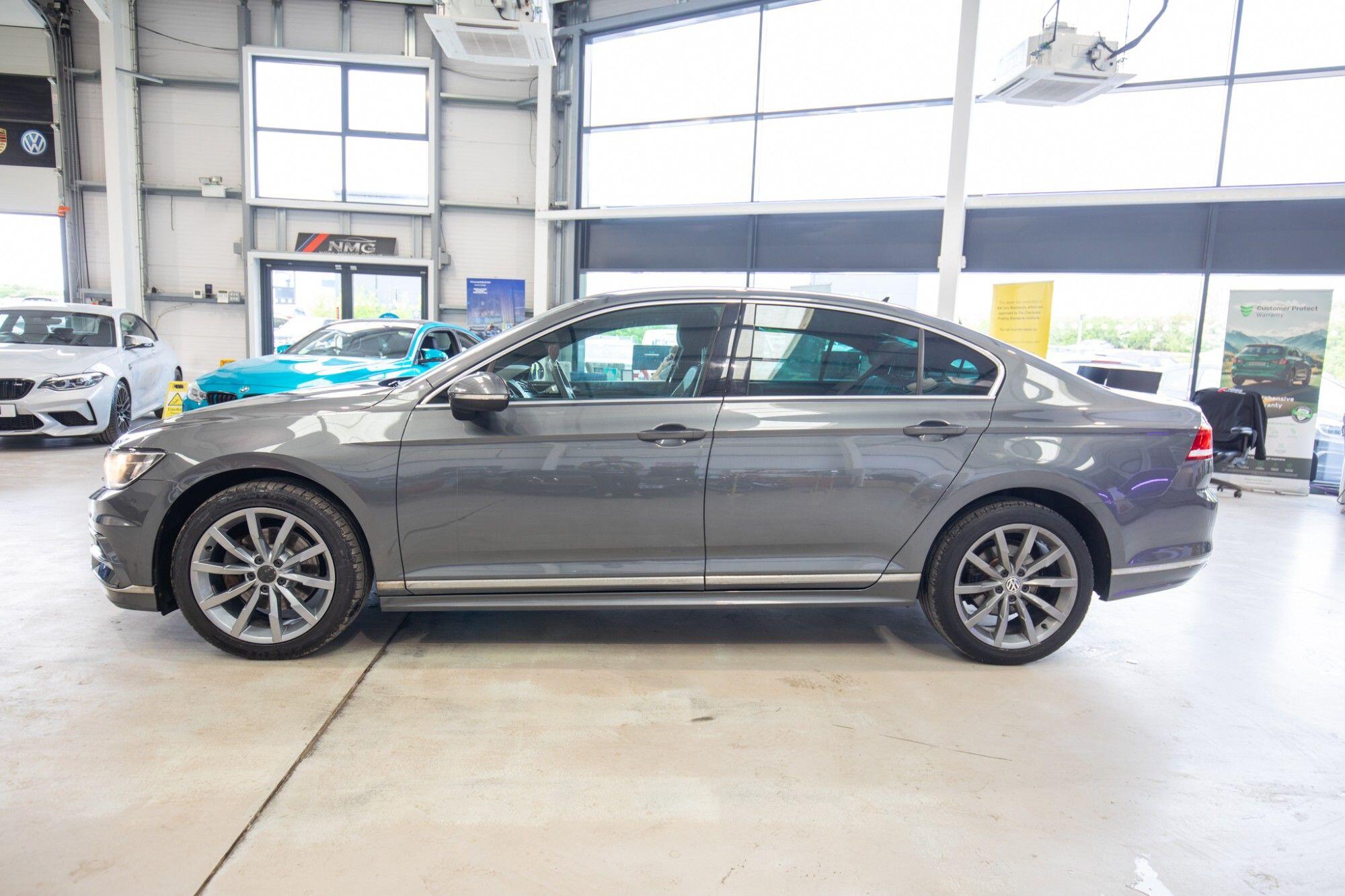 Volkswagen Passat view 10
