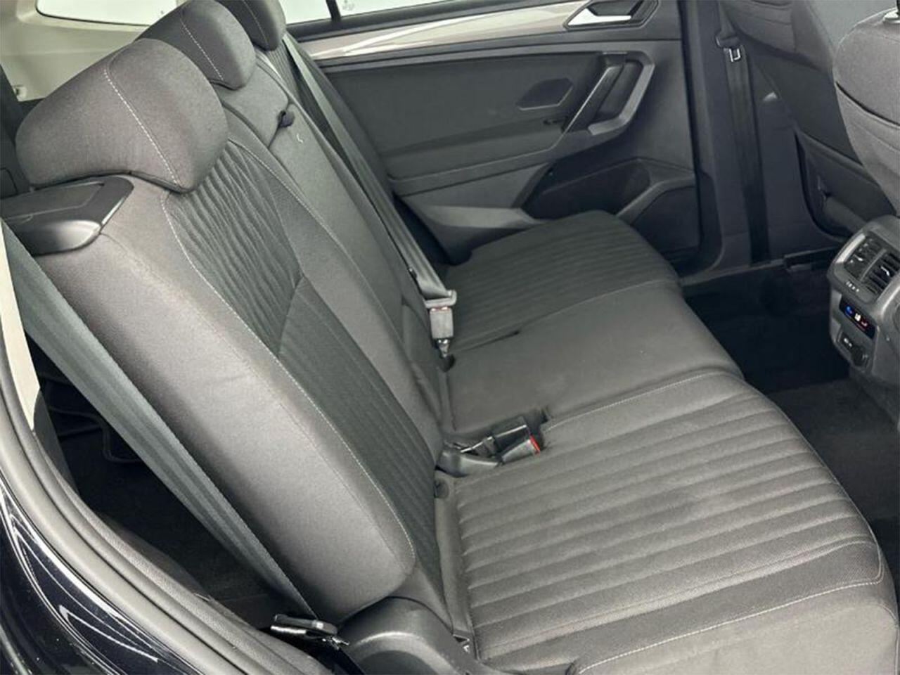 Volkswagen Tiguan Allspace view 4