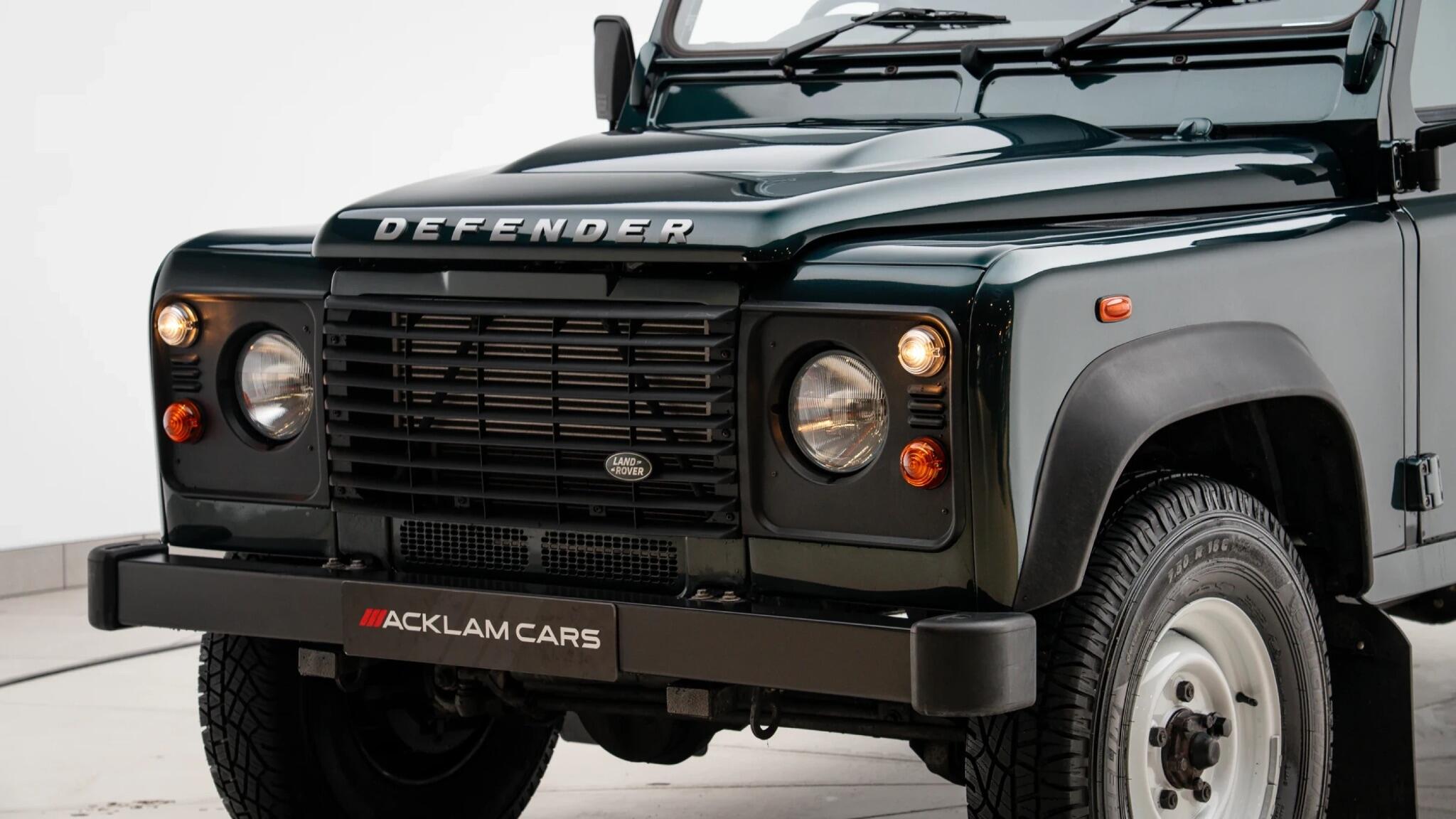 Land Rover Defender 90 view 26