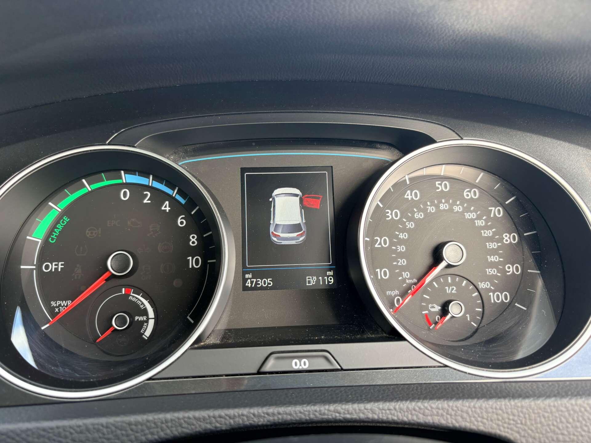Volkswagen e-Golf view 13