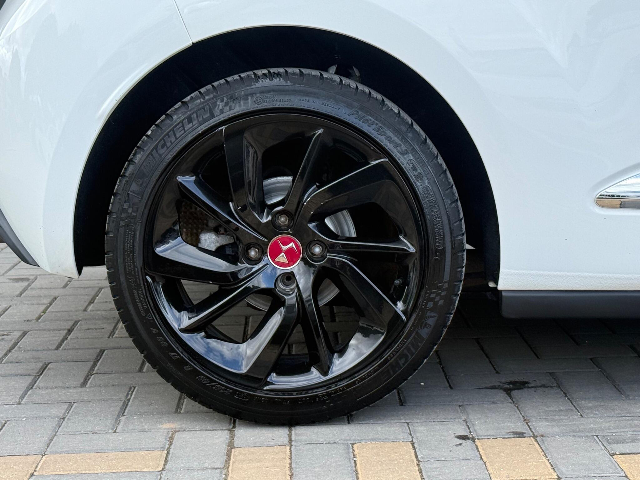 DS Automobiles DS 3 view 13