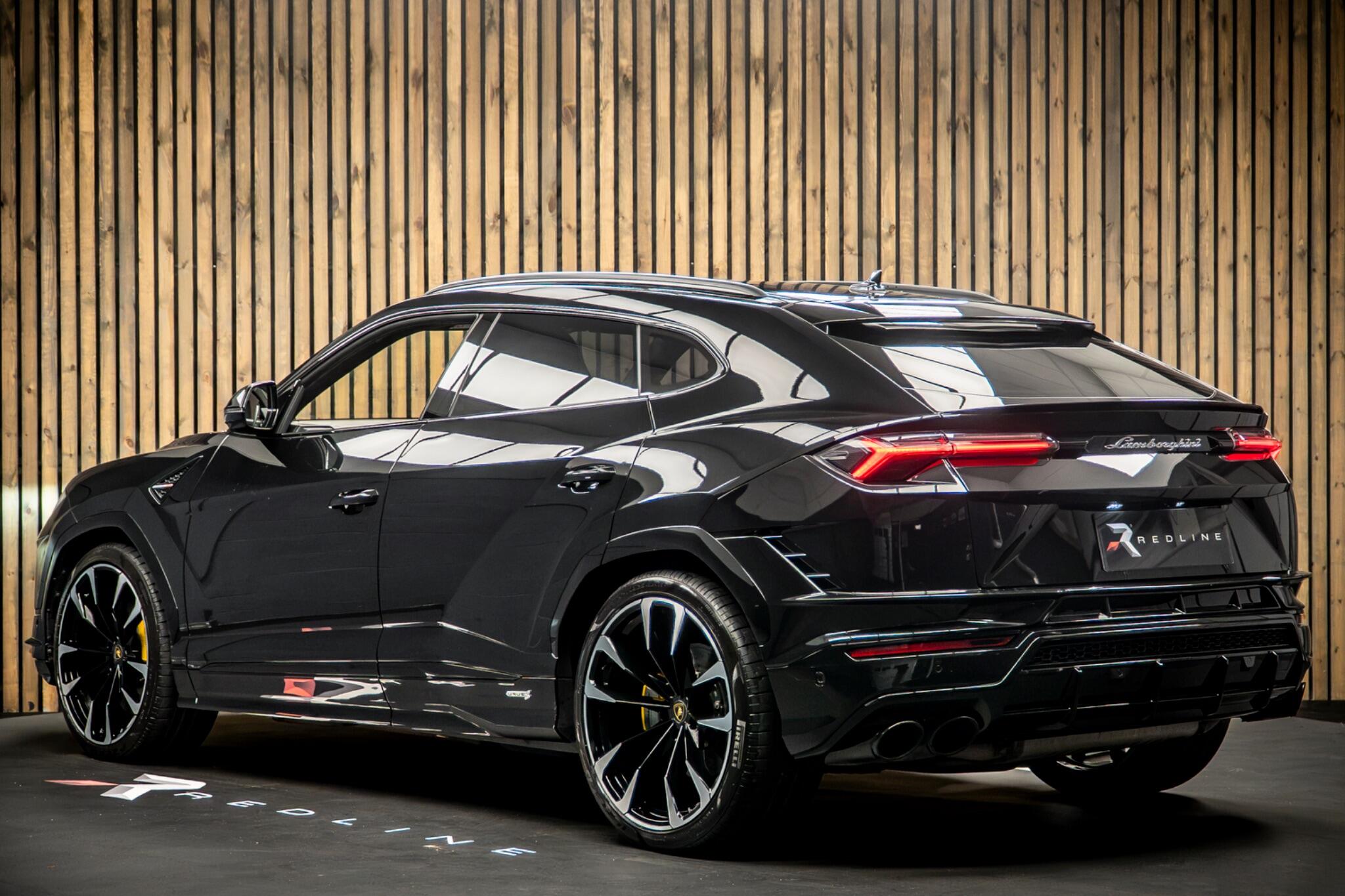 Lamborghini Urus view 3