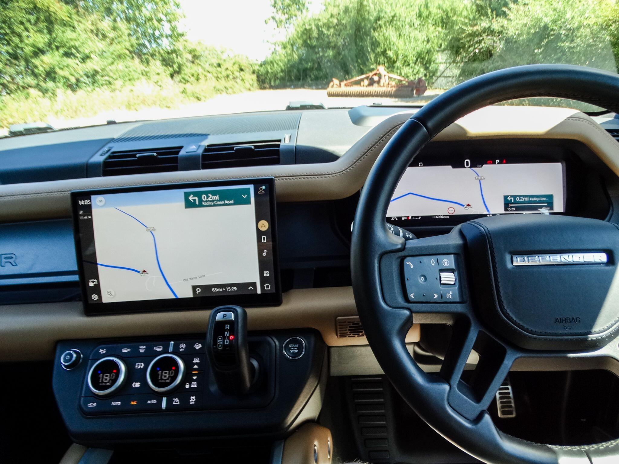 Land Rover Defender 110 view 8