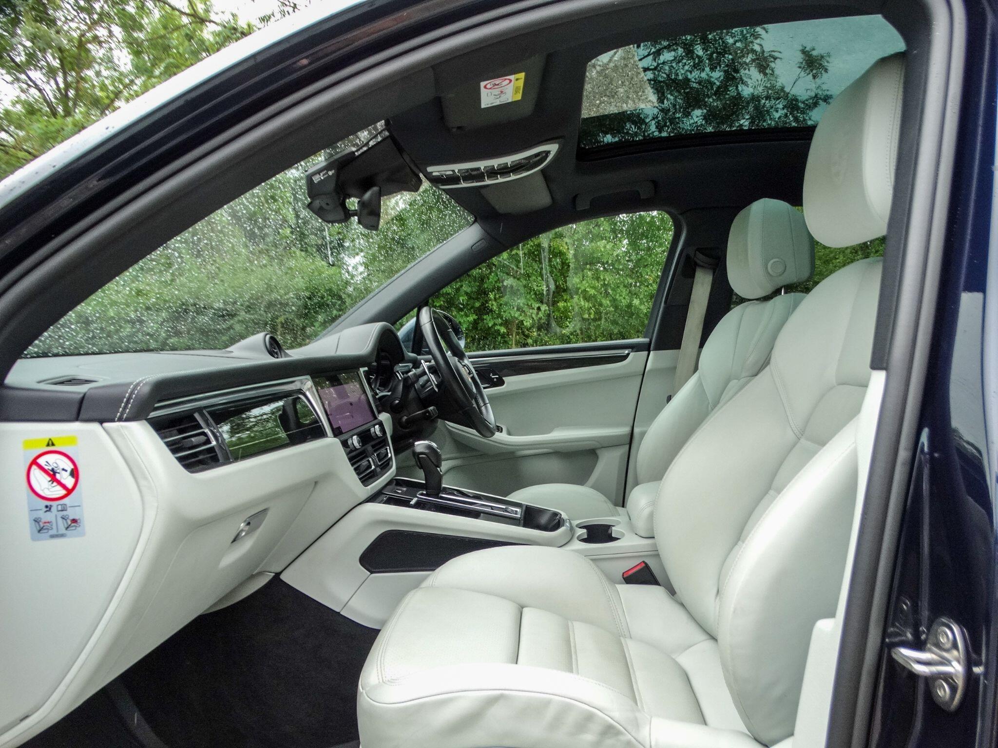 Porsche Macan view 3