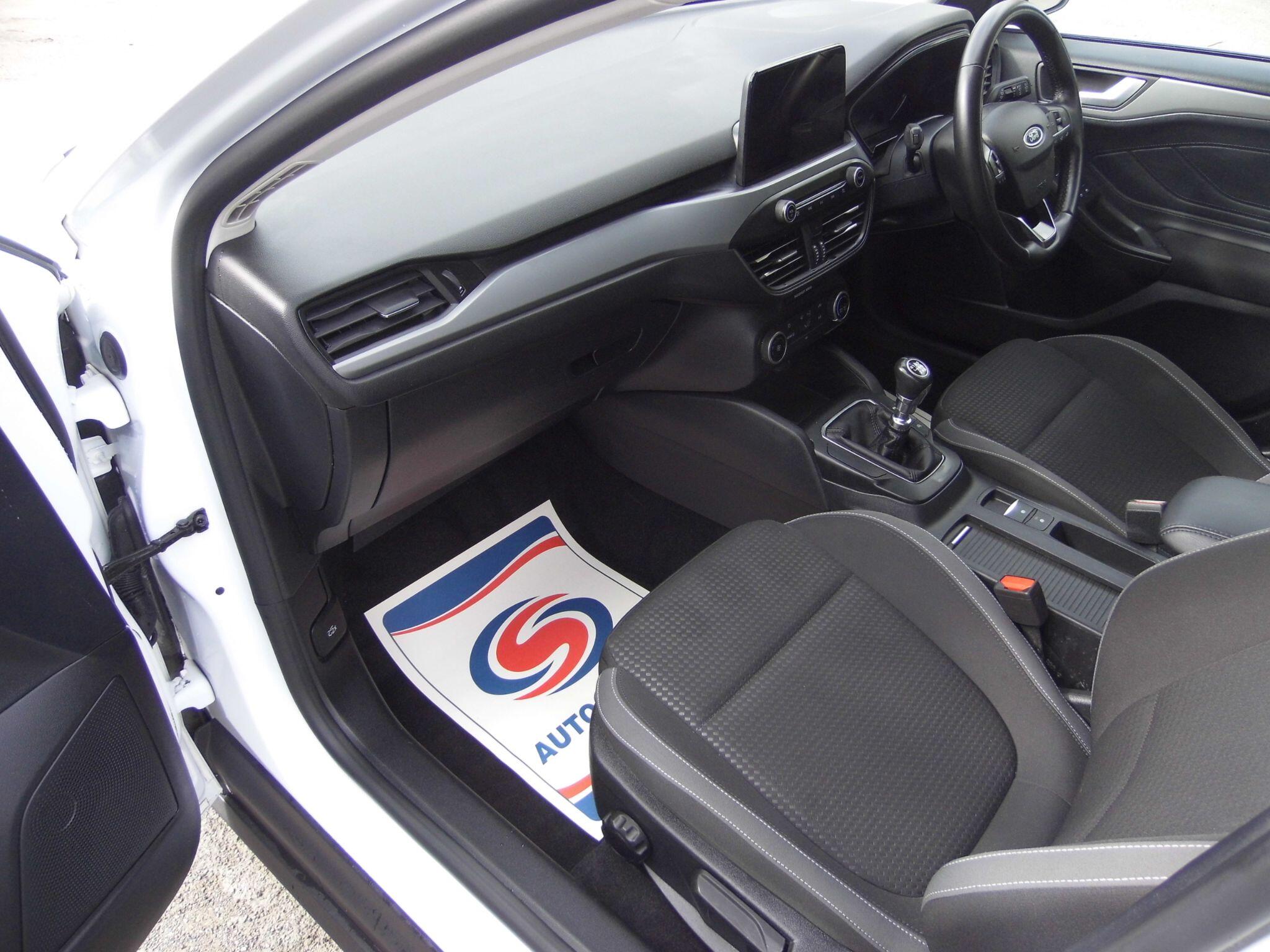 Ford Focus view 28