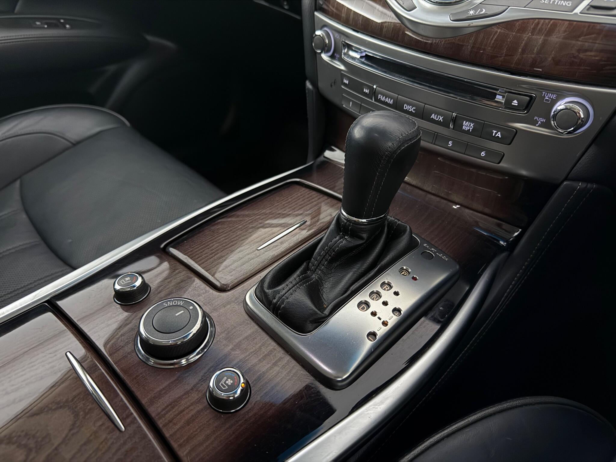 Infiniti Q70 view 22
