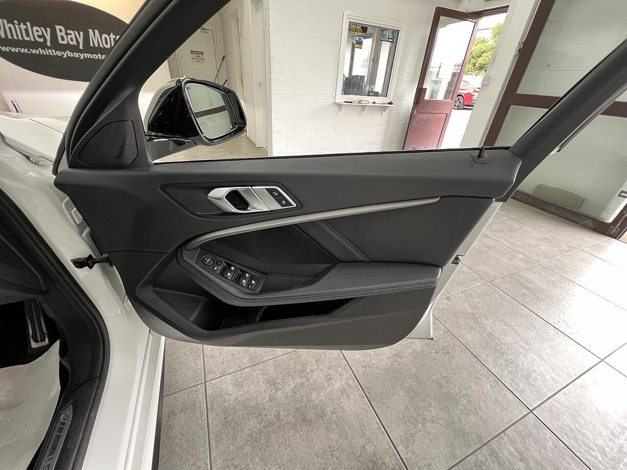 BMW 1 Series view 13