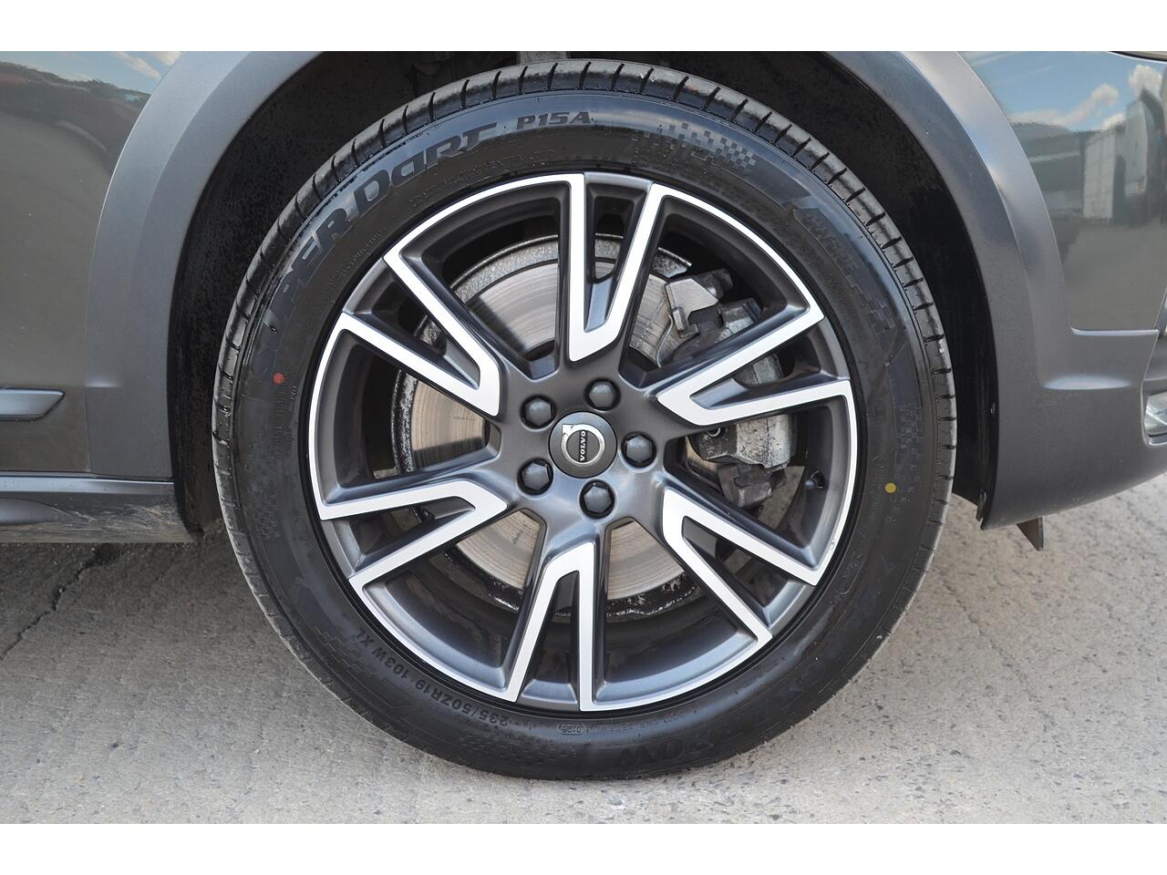 Volvo V90 Cross Country view 37