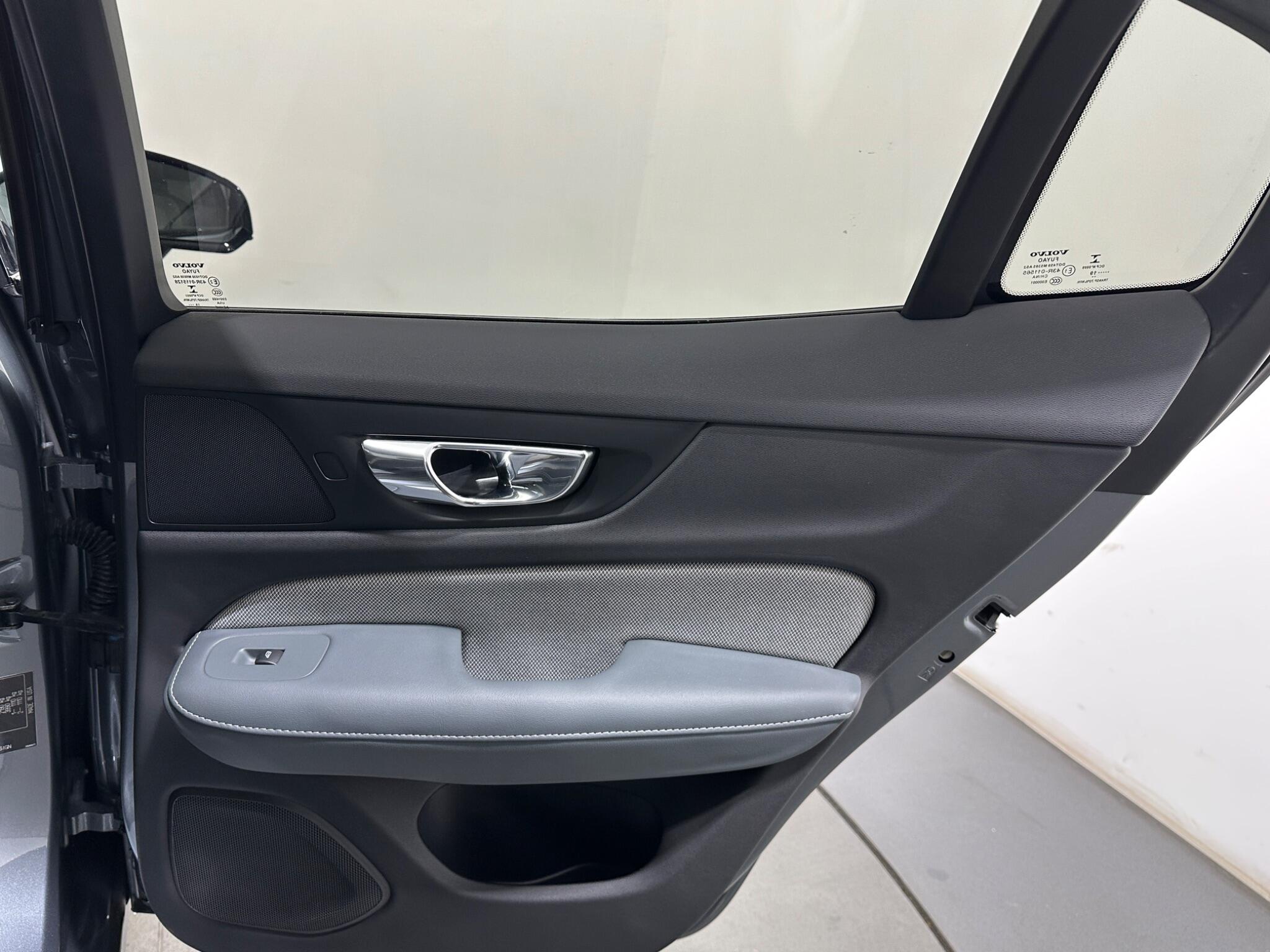 Volvo S60 view 42